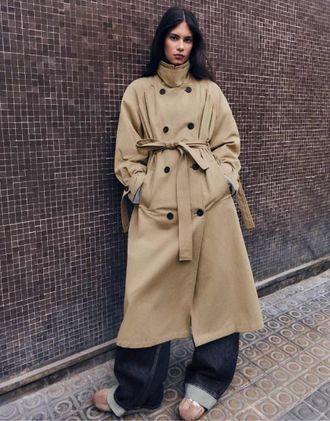 Bershka trench lungo con arricciature e cintura beige-Neutro