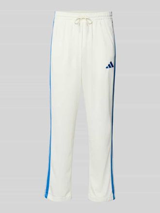 adidas Straight Fit Sweatpants mit Logo-Stitching in Offwhite, Gr&ouml;&szlig;e XXL