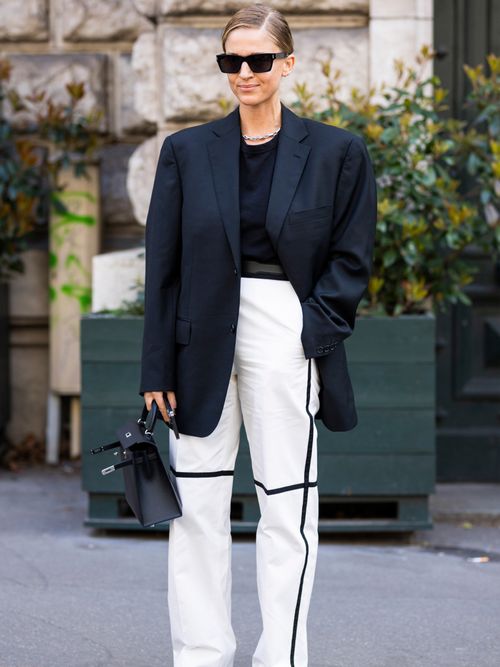 Streetstyle mit einem schwarzen Blazer und einer weißen Hose