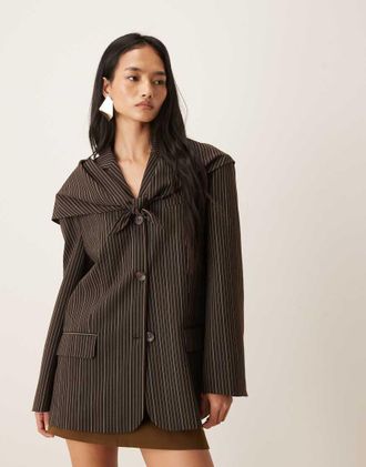 Asos Blazer marrone gessato con dettaglio foulard