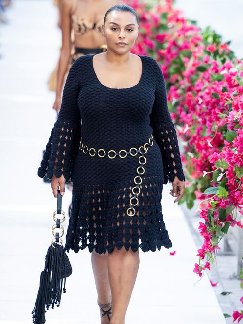 Runway Look von der Michael Kors Fashion Show, wo ein Model ein Häkel-Kleid mit Hüftgürtel trägt.