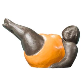 Wanda Collection Estatua mujer contempor&aacute;nea naranja
