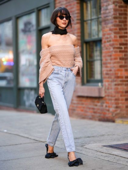 Schulterfreie Kleider und Oberteile sind im Trend. So stylt man sie