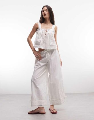 Reclaimed Vintage Pantaloni corti a palloncino bianchi con fondo in pizzo-Bianco