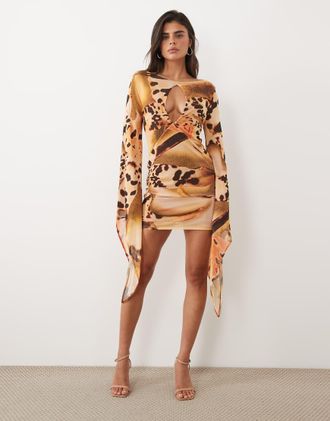 Asos vestito corto in rete con stampa, maniche a mantella e dettaglio a goccia profondo in arancione-Multicolore