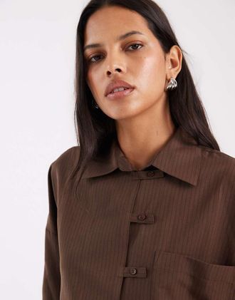 Asos camicia oversize con dettaglio a linguetta a righe sottili color cioccolato-Multicolore