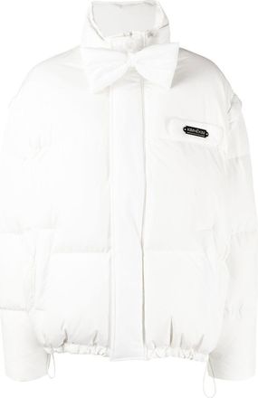 Kimhekim logo-patch puffer jacket - women - Polyester/Goose Down - 36 - White