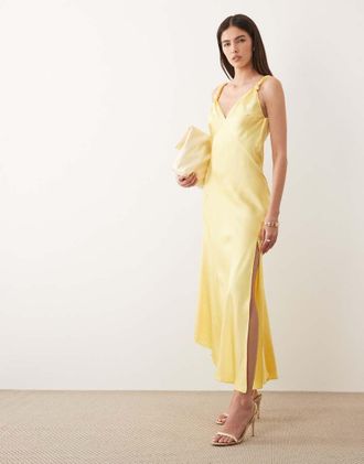 Never Fully Dressed Sofia - Vestito lungo in raso giallo limone con spalline annodate e taglio sbieco