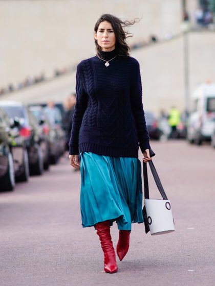La combinación más trendy del momento: jersey y falda midi