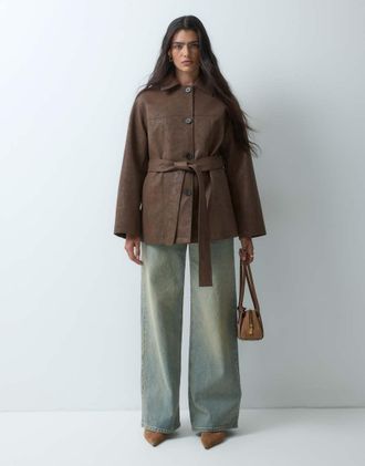 4th & Reckless giacca in pelle sintetica con colletto e cintura color cioccolato-Marrone