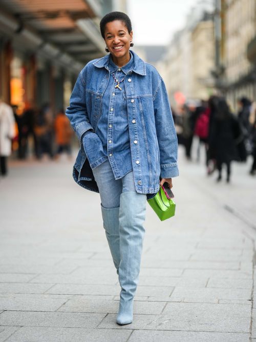 Tamu McPherson trägt einen all over Denim Look mit grüner Tasche und goldenen Creolen in Paris.