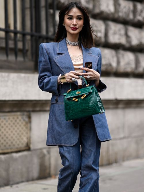 Heart Evangelista trägt einen Denimblazer mit passender Hose und grüner Hermes Birkin Bag auf der Paris Fashion Week.