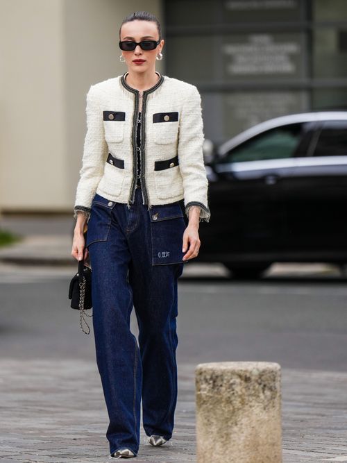 Influencer Mary Leest trägt eine chice Bouclé Jacke zur Boyfriend Jeans