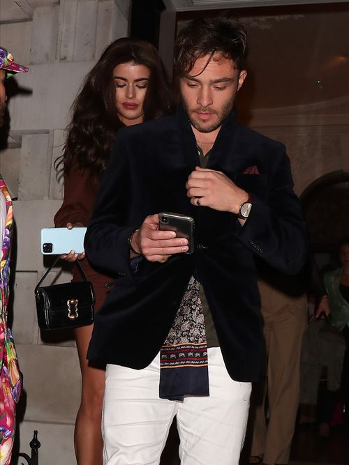 Model Tamara Francesconi und Schauspieler Ed Westwick verlassen ein Restaurant in Capri.