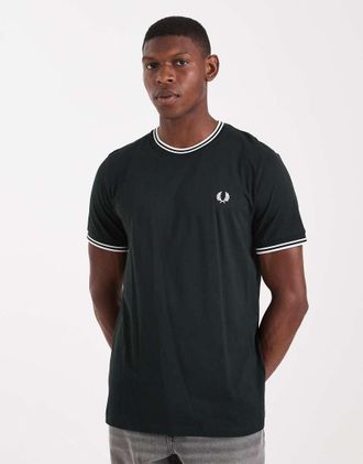 Fred Perry T-shirt verde scuro con doppia riga a contrasto sui bordi