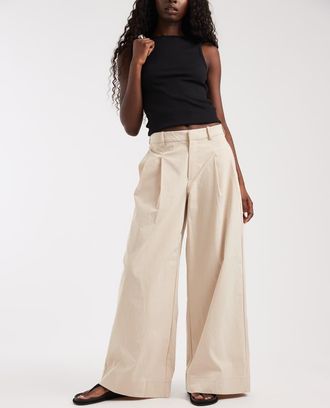 Vero Moda pantaloni sartoriali a gamba larga con piega profonda color crema-Bianco