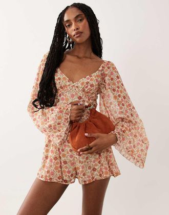Miss Selfridge Tuta corta a maniche lunghe in chiffon a fiori r&eacute;tro-Multi