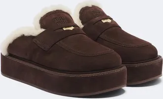 Miu Miu Mules con plataforma de ante con borrego