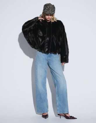 Asos giacca bomber con maniche a pipistrello in pelliccia sintetica marrone scuro