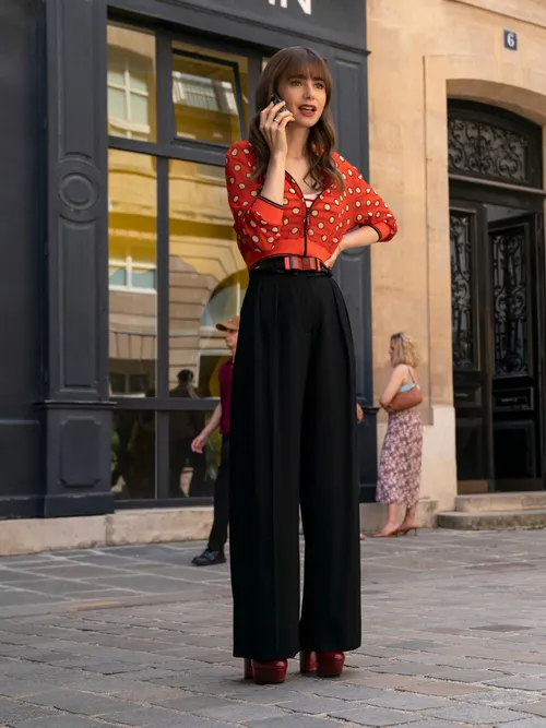 Foto aus der 3. Staffel Emily in Paris mit Lily Collins in der Hauptrolle