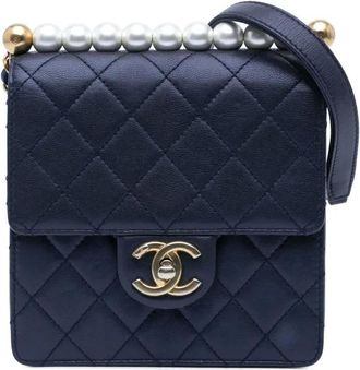Chanel Borsa a tracolla Chic piccola in pelle di agnello con perle e battente 2019 - Blu