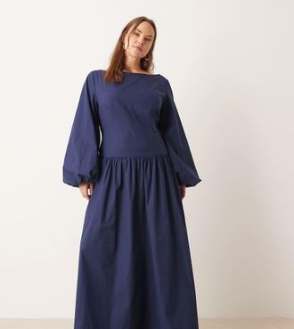 Asos Curve ASOS DESIGN Curve - Vestito lungo in popeline blu navy con vita asimmetrica e maniche voluminose