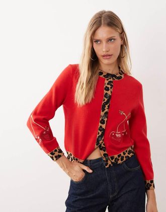 Never Fully Dressed Cardigan rosso con dettagli leopardati a contrasto e ciliegie ricamate