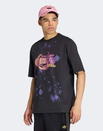 adidas Originals Adilenium Season 5 Questra - T-shirt nera con grafica-Nero