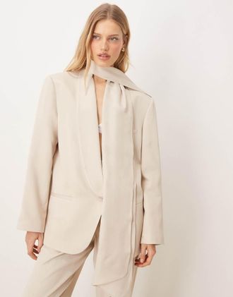 Asos Blazer da cerimonia in raso color crema con laccio sul collo-Bianco