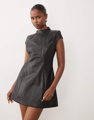 Bardot Vestito corto accollato nero sagomato in similpelle PU con maniche ad aletta