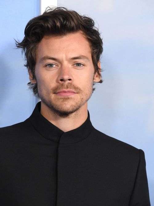 Sänger Harry Style trägt ein schwarzes Hemd mit Mao Kragen auf einer Filmpremiere.