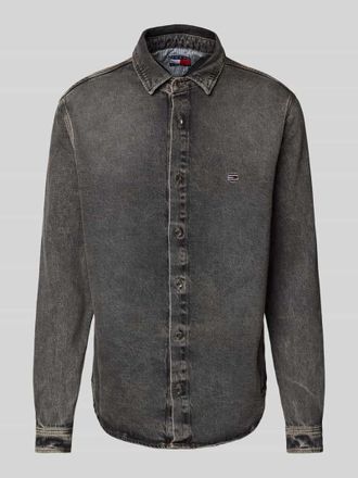 Tommy Jeans Regular Fit Jeanshemd aus Viskose mit Logo-Stitching in Black, Gr&ouml;&szlig;e XS