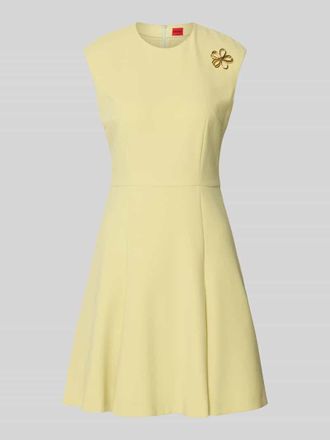 HUGO BOSS Figurumspielendes Freizeitkleid mit Brosche aus Metall Modell KILANDI in Hellgelb, Gr&ouml;&szlig;e 34