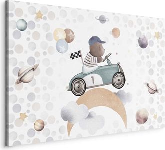 OEM Imagen - Competici&oacute;n Gal&aacute;ctica - Un Osito De Peluche Participando En Una Carrera De Coches Entre Planetas, Nubes Y Estrellas En Colores Pastel / Un Os