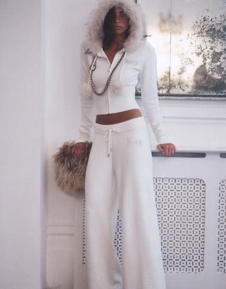 Juicy Couture jogger in maglia con strass e dettagli in pelliccia, color crema-Bianco