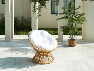 Vente-Unique Poltrona lounge girevole in Resina intrecciata Naturale chiaro e cuscino bianco - SYNDRA di MYLIA