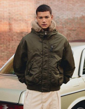 Bershka giacca bomber con cappuccio in pelliccia color kaki-Verde