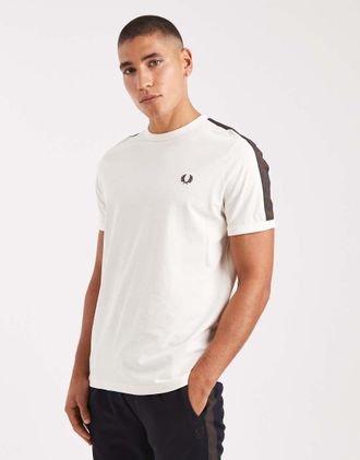 Fred Perry T-shirt con fettuccia a contrasto color écru e tabacco bruciato-Bianco