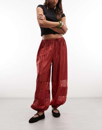 Reclaimed Vintage pantaloni balloon in raso e pizzo rossi-Nero