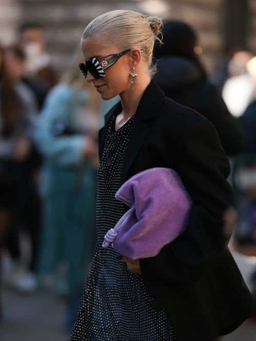 Caro Daur trägt einen schwarzen Mantel mit großer Sonnenbrille auf der Fashion Week.