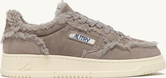Autry MEDALIST MUTTON SNEAKERS IN TAUPE SUEDE AND SHEARLING