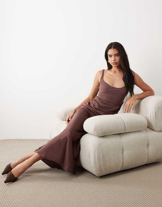 Asos Vestito lungo color cioccolato con scollo rotondo profondo e gonna drappeggiata asimmetrica-Marrone