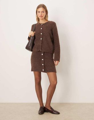 Vero Moda Minigonna in bouclé marrone cioccolato con bottoni decorati in coordinato
