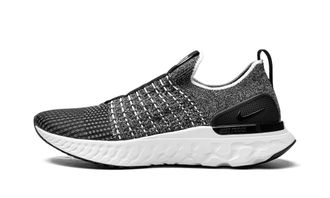 Nike Nike Mens React Phantom Run Flyknit 2 Sneakers, Black/White, 6