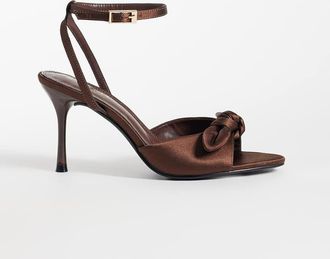 Simmi London Simmi London Wide Fit - Tiarra - Sandali con tacco e fiocco in raso color cioccolato a pianta larga-Marrone