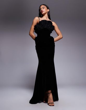 Asos Vestito lungo premium in velluto nero con corpino testurizzato stile ventaglio-Rosso