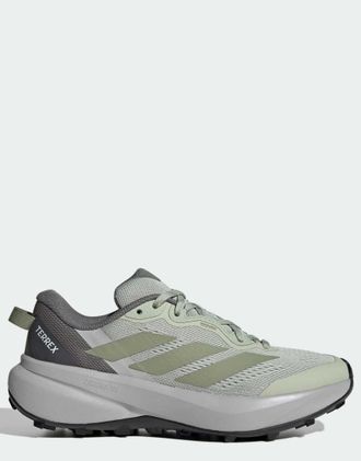 adidas adidas Performance Terrex tracefinder plus sneakers da trail running in verde e grigio