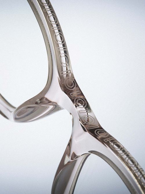 Close up einer transparenten Brillenfassung.