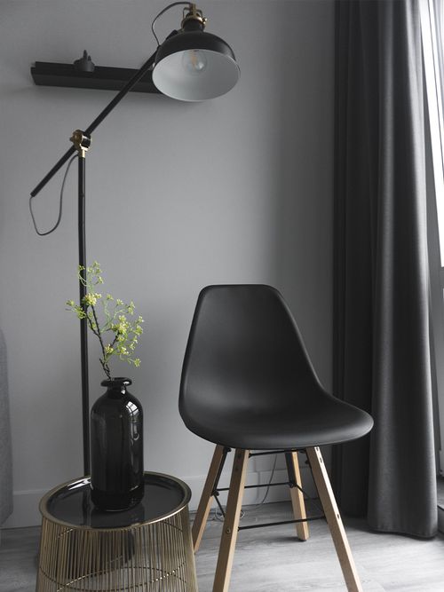 Moodbild eines schwarzen Eames Chair von Vitra