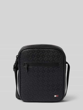 Tommy Hilfiger Umh&auml;ngetasche mit Logo-Detail Modell EMBOSSED FLAG in BLACK, Gr&ouml;&szlig;e 1